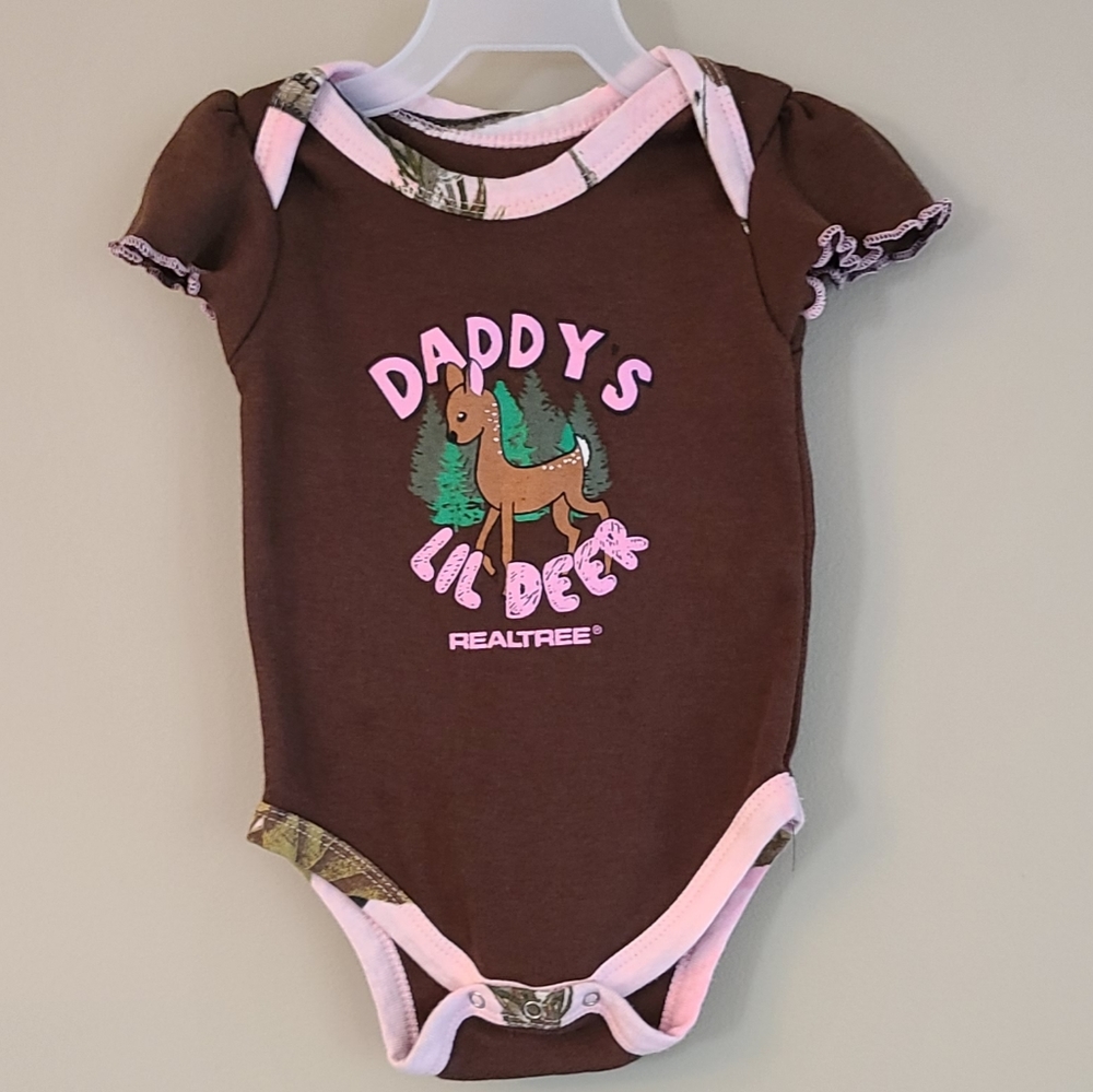 Realtree "Daddy's Lil Deer" brown short sleeved onesie/bodysuit